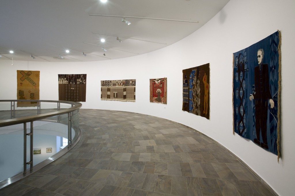 Hannah Ryggen-Installation, photo by Roman Maerz.